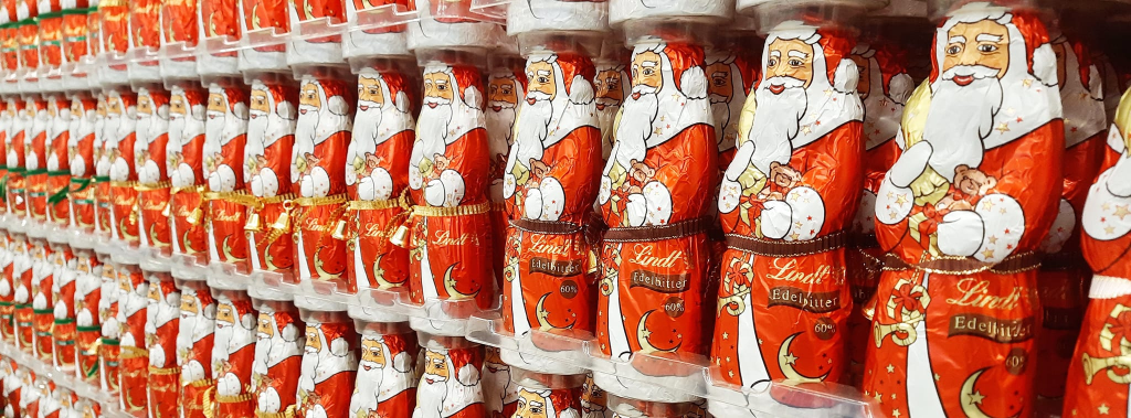 How a mass produced lot of Santa Clause shaped chocolate looks like on shelf